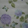 Toile cirée standard en 140 cm de large avec de magnifiques hortensias bleus sur votre table