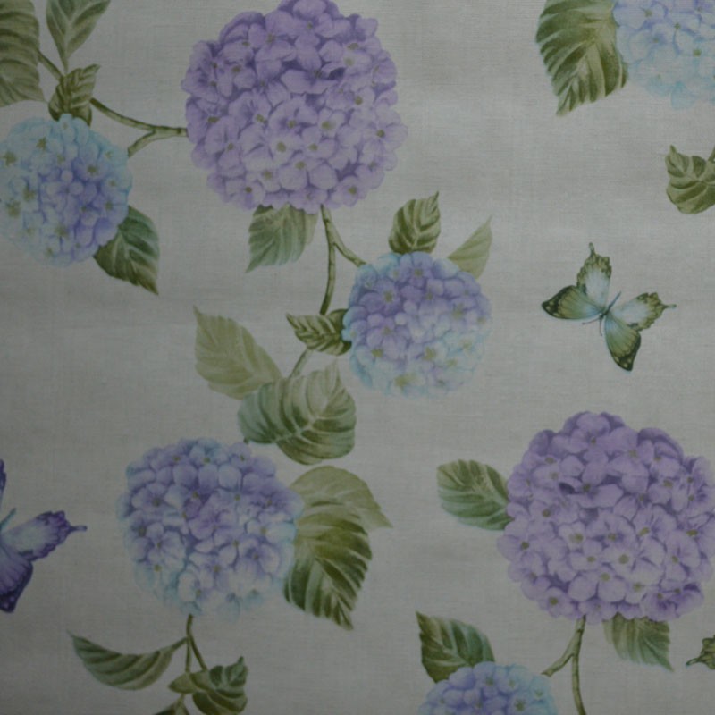 Toile cirée standard en 140 cm de large avec de magnifiques hortensias bleus sur votre table