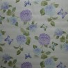 Toile cirée standard en 140 cm de large avec de magnifiques hortensias bleus sur votre table
