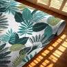 Toile cirée tropicale aux larges feuilles exotiques vertes et bleutées, ambiance jungle élégante.