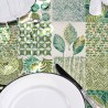 Un patchwork végétal graphique vert pour une table moderne et naturelle.