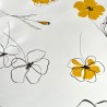 Toile cirée au mètre Freya, motif floral épuré en noir et jaune moutarde sur fond blanc, pour une déco ensoleillée