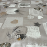 Toile cirée au mètre Casper, en 180 cm de large, aux motifs coeurs, étoiles, pommes de pin et feuillages sur fond gris