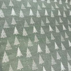 Tissu laminé au mètre Alix, une nappe de Noël élégante aux motifs sapins blancs sur fond vert