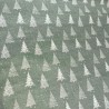 Tissu laminé au mètre Alix, une nappe de Noël élégante aux motifs sapins blancs sur fond vert