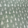 Tissu laminé au mètre Alix, une nappe de Noël élégante aux motifs sapins blancs sur fond vert