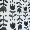 Tissu laminé au mètre Théa, au motif floral noir et blanc au style graphique et épuré
