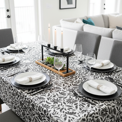 Tissu laminé au mètre Léane, au motif floral noir et blanc au style graphique