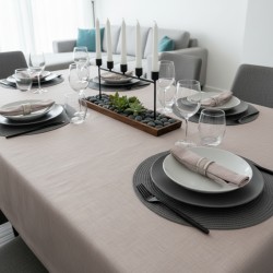 Tissu laminé au mètre Milo rose, une nappe vieux rose texturée au style naturel et chic