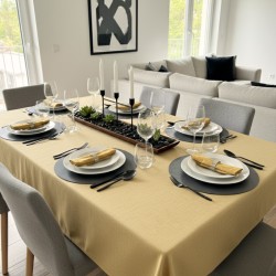 Tissu laminé au mètre Milo jaune, une nappe jaune texturée au style naturel et chic