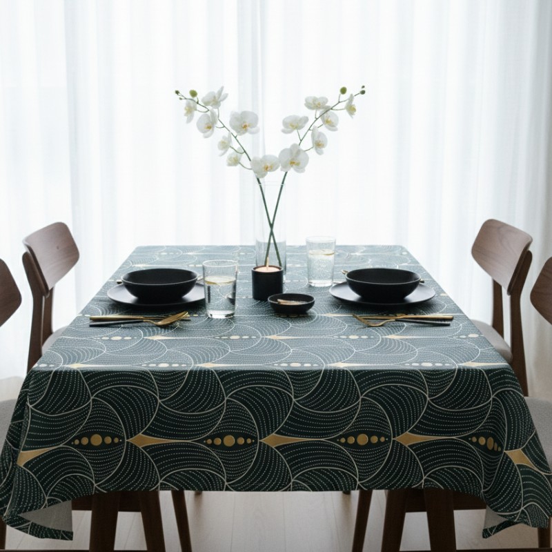 Toile cirée grande largeur au mètre Olympe, au motif art déco vert et or qui apporte une touche élégante et contemporaine