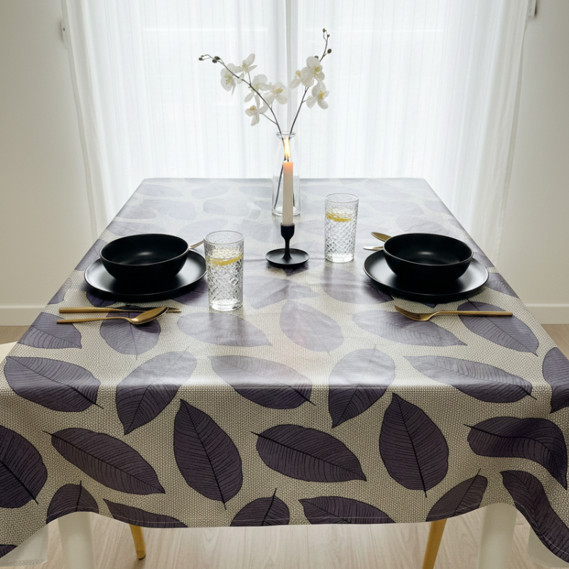 Toile cirée au mètre Mathilda, en 180 cm de large, un motif de feuilles violettes sur fond graphique