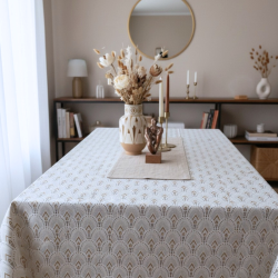 Toile cirée au mètre Maha, en 180 cm de largeur, un motif géométrique élégant dans des tons beige et doré sur fond blanc