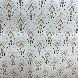 Toile cirée au mètre Maha, en 180 cm de largeur, un motif géométrique élégant dans des tons beige et doré sur fond blanc