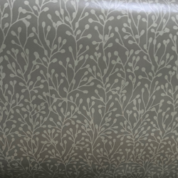 Toile cirée au mètre Rani, en 180 cm de largeur, un motif végétal délicat couleur crème sur fond taupe sur votre table...