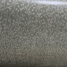 Toile cirée au mètre Rani, en 180 cm de largeur, un motif végétal délicat couleur crème sur fond taupe sur votre table...