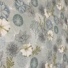 Toile cirée au mètre Nerina, en 160 cm de large, ornée de magnifiques fleurs aquatiques pour sublimer votre table...