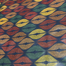 Toile cirée au mètre Nerina, en 160 cm de large, un motif aux lignes ondulées multicolores, idéale pour apporter du caractère