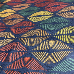 Toile cirée au mètre Nerina, en 160 cm de large, un motif aux lignes ondulées multicolores, idéale pour apporter du caractère