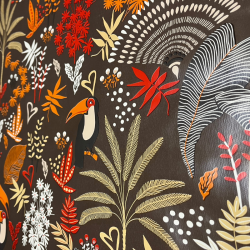 Toile cirée au mètre Anjali, un motif vivant et exotique, des toucans colorés et des feuillages tropicaux