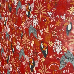 Toile cirée au mètre Anjali rouge, un motif vivant et exotique, des toucans colorés et des feuillages tropicaux