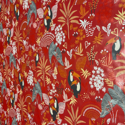 Toile cirée au mètre Anjali rouge, un motif vivant et exotique, des toucans colorés et des feuillages tropicaux