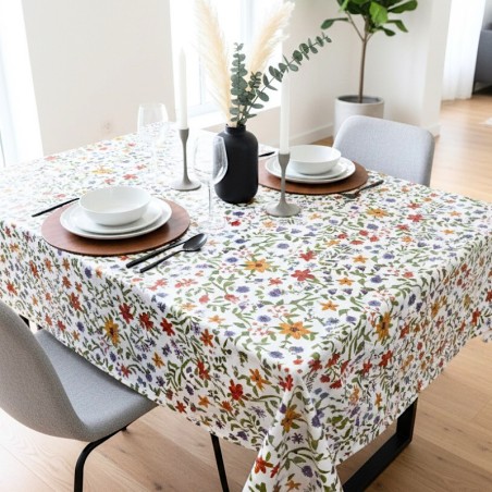 Toile cirée au mètre Renée, motif de fleurs sauvages avec des touches de rouge, jaune et violet viennent illuminer l'ensemble