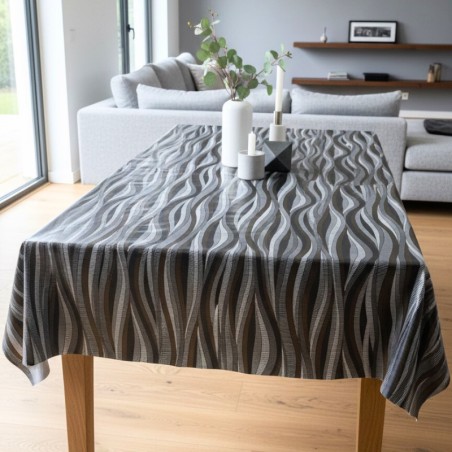 Toile cirée au mètre Gabrielle, un motif ondulé et graphique, composé de lignes noir profond et de touches de doré