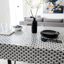 Toile cirée au mètre Élise, un motif répétitif en éventails stylisés blancs et noirs, rehaussés de délicates touches dorées