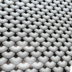 Toile cirée au mètre Élise, un motif répétitif en éventails stylisés blancs et noirs, rehaussés de délicates touches dorées