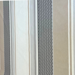 Tissu enduit au mètre Victor, un bayadère aux rayures gris, blanc et taupe, sublimé par des motifs de croix basques