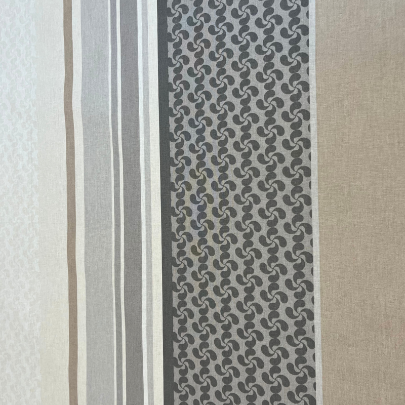 Tissu enduit au mètre Victor, un bayadère aux rayures gris, blanc et taupe, sublimé par des motifs de croix basques