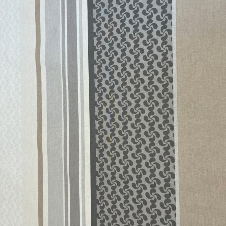 Tissu enduit au mètre Victor, un bayadère aux rayures gris, blanc et taupe, sublimé par des motifs de croix basques