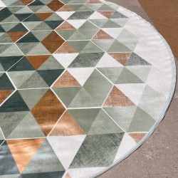 Toile cirée ronde Ø 155 Nolan, au motif géométrique vert sauge et terracotta, idéale pour une table moderne