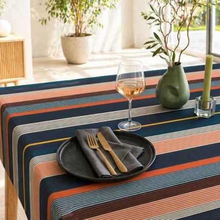 Nappe anti-tache au motif rayures contemporaines, déclinée en 2 coloris.