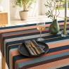 Nappe anti-tache au motif rayures contemporaines, déclinée en 2 coloris.
